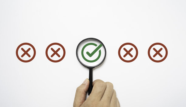 手持式放大镜上有绿色的正确标志，红色的不正确标志，用于批准文件和项目概念。图片下载
