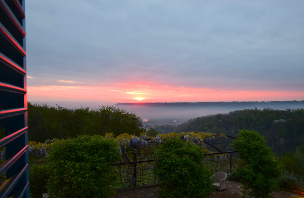 意大利皮埃蒙特(Piemonte)葡萄园的日出，在春天，与著名的“nebbia”雾或雾在河上图片下载