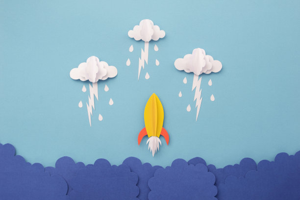 火箭飞过由剪纸做成的季风闪电。图片下载