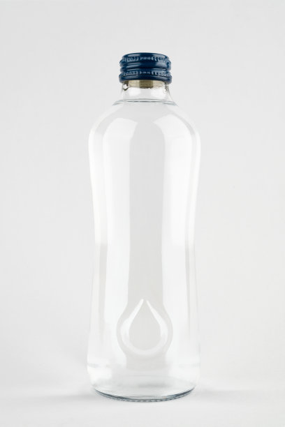 白色背景上孤立的玻璃瓶水。有一个水滴图标。图片下载