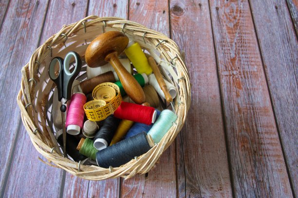 在柳条篮子里缝东西图片下载