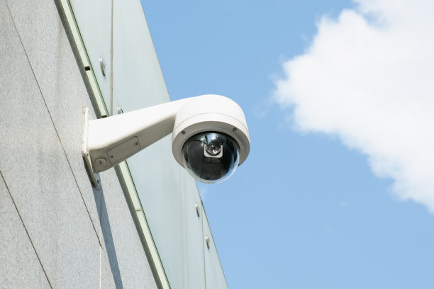 建筑物墙上的白色闭路电视小摄像机图片下载