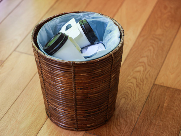 纸杯咖啡与回收站在篮子里的木制背景图片下载