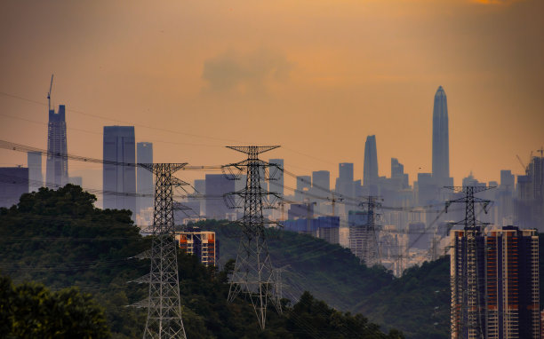 令人惊叹的鸟瞰图，熙熙攘攘的城市景观与高压电线的电力塔图片下载