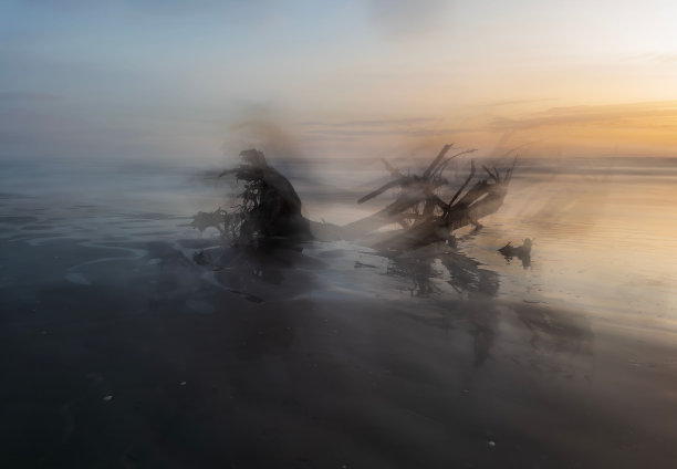 新西兰大泷海滩的长曝光照片，在暴风雨的日子里创造了平静的水域。图片下载