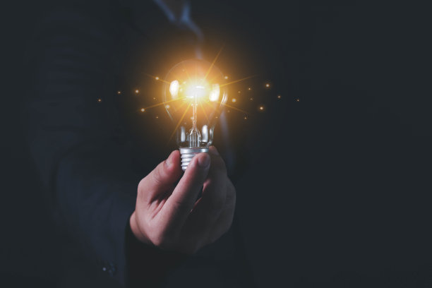 灯泡在手商人，想法和创意，个性，身份，与众不同，创意过程和解决问题。图片下载