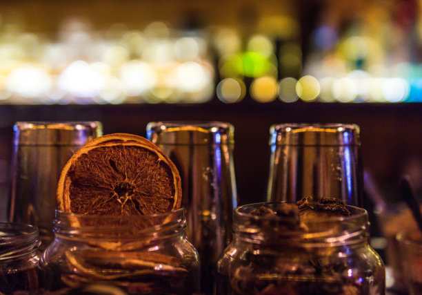 调酒摇壶三件套中的第一件，加干柠檬调制辛辣鸡尾酒图片下载