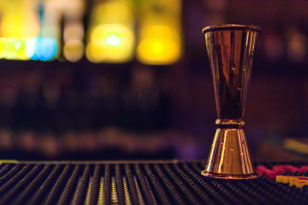 夜景散乱，酒吧垫子上的跳鬼图片下载