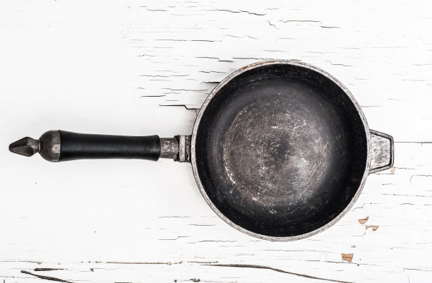 白色背景的空铸铁煎锅图片下载