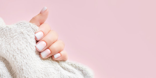 渐变美甲和手部水疗图片下载