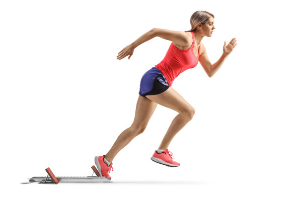 一名女运动员在起跑线上的全身侧面照片图片下载