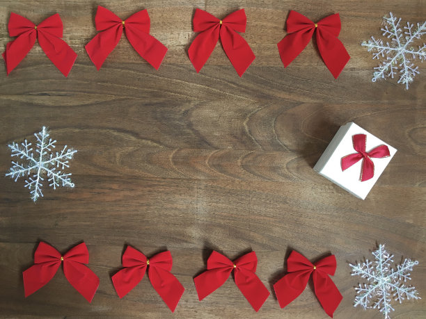 木桌上的圣诞礼盒图片下载