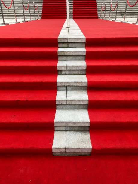 为参加活动而铺上红地毯的楼梯图片下载