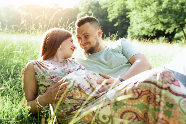 年轻夫妇怀孕的肖像图片下载