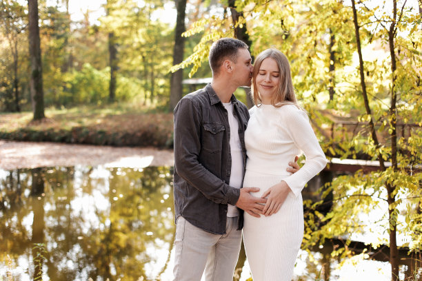 年轻时髦的情侣在秋天的公园里拥抱。恋爱中的男人和女人之间的浪漫时刻。幸福的家庭。爱情，青春，幸福的概念。图片下载