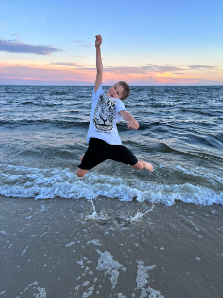 男孩和大海图片下载