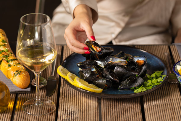 吃清蒸贻贝的女人图片下载