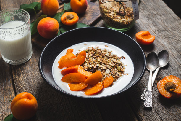 格兰诺拉麦片，酸奶和杏子放在碗里图片下载