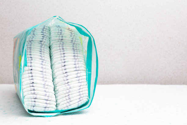 白色背景上的一整包婴儿尿布。文本复制空间图片下载