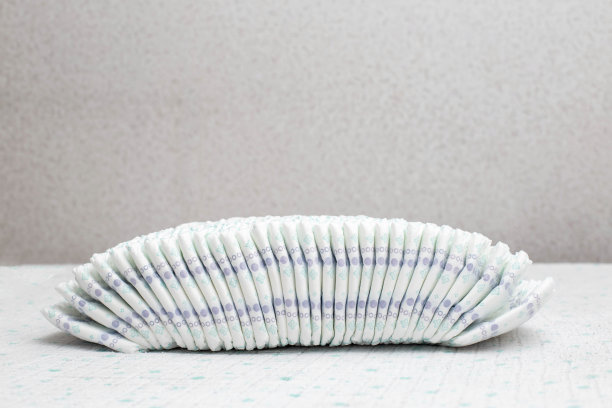 白色背景上的一堆尿布。文本复制空间图片下载