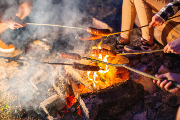 晚上在大自然的火上煎香肠。户外烹饪。特写镜头图片下载