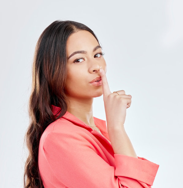 肖像，沉默和女人的手指在嘴唇上的工作室孤立的白色背景。脸，秘密和人用手势，手势或表情符号安静，隐私和嘘机密八卦图片下载