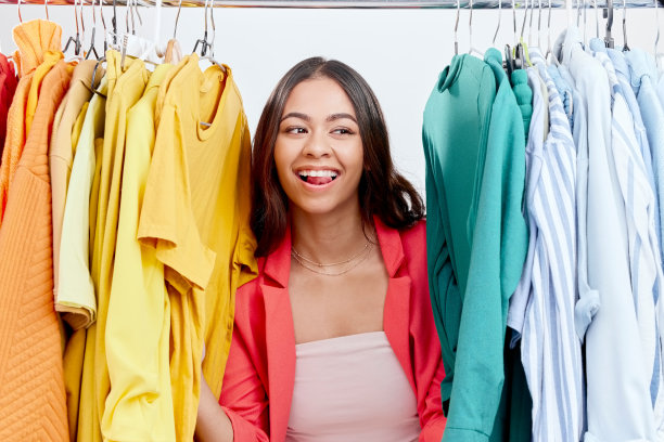 时尚，选择和服装与女性在工作室的决定，购物和衣柜。精品店，零售店和商店，女性顾客的脸在白色背景搜索，创意和销售图片下载