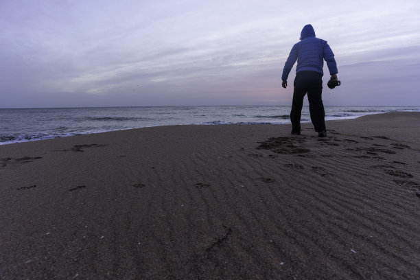 人与自然。黄昏时海边的人。本空间图片下载