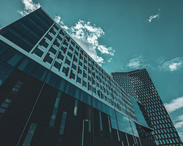 现代建筑对着天空的低角度视图图片下载