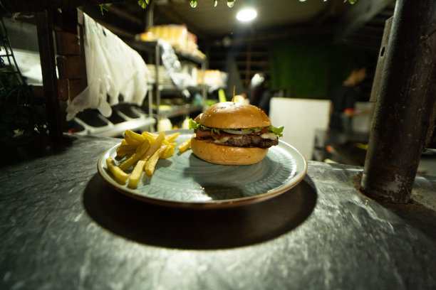 餐盘里有汉堡和炸薯条图片下载