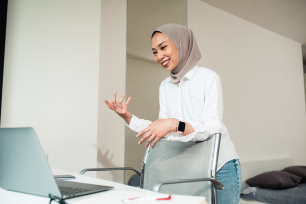 一个享受在家工作的快乐的年轻女人的肖像图片下载