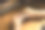 一个珠宝商的手抛光金戒指的特写镜头。图片下载