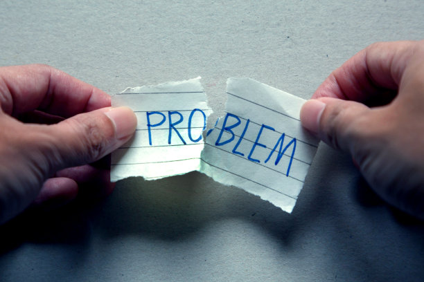 手上撕着纸上的问题字;解决问题的概念图片下载