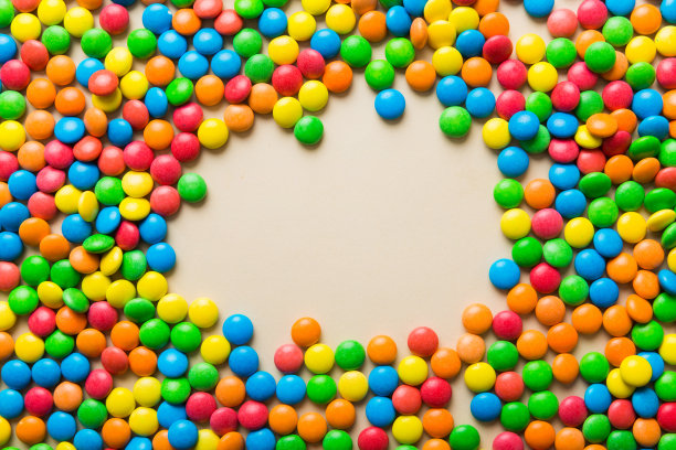 混合收集彩色糖果，在彩色背景。平躺，俯视图。框架的彩色巧克力涂层糖果图片下载