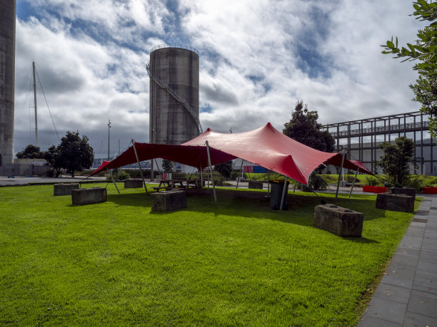 新西兰奥克兰高架桥码头的筒仓公园图片下载