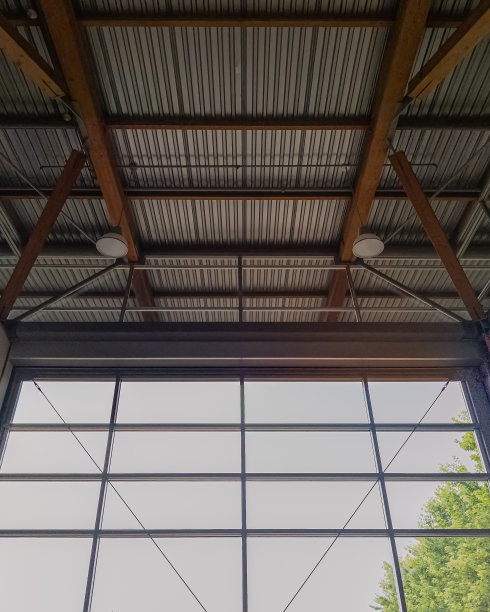 工业建筑内部，大玻璃窗和高天花板图片下载