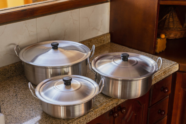 厨房里银锅的照片图片下载