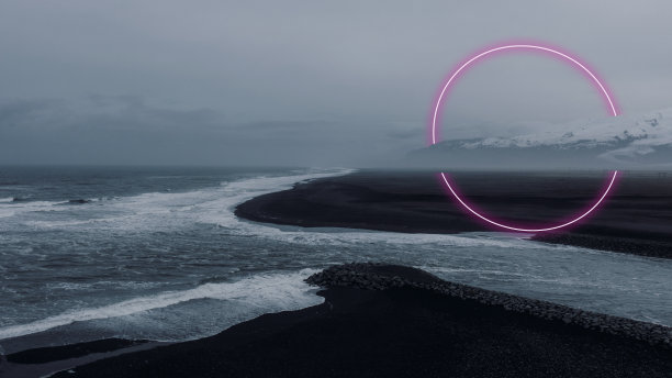 冰岛黑沙滩上的几何粉色霓虹灯装置图片下载