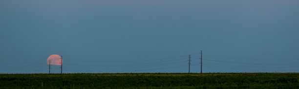 月亮从草原上升起图片下载