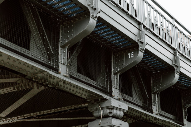 汉堡火车和车站- U-Bahn -地铁系统-在一个下雨天-库存照片图片下载