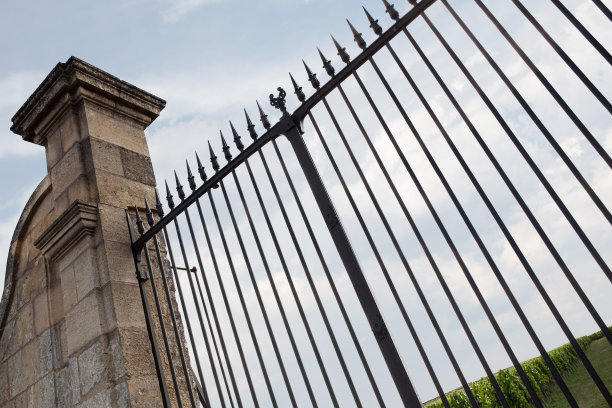 法国圣埃米利永村的一家酒庄入口图片下载