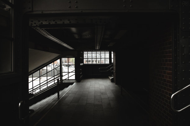 汉堡火车和车站- U-Bahn -地铁系统-在一个下雨天-库存照片图片下载