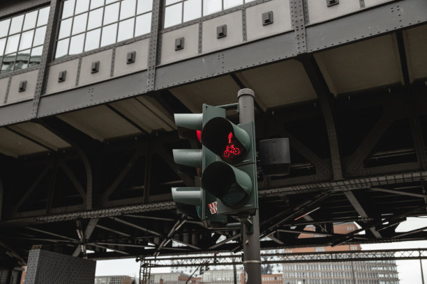 汉堡火车和车站- U-Bahn -地铁系统-在一个下雨天-库存照片图片下载