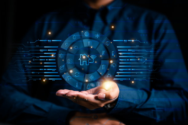 商人的手握智能家居图标轮。科技物联网助力生活。图片下载