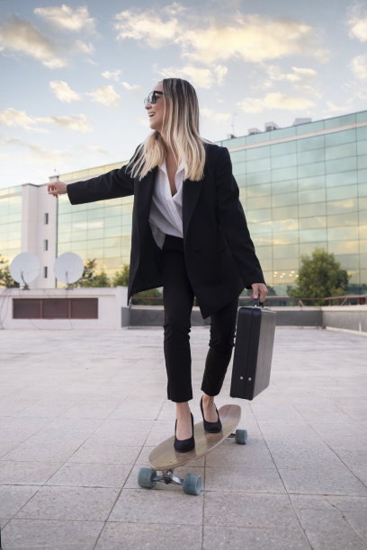 女商人带着滑板去上班图片下载