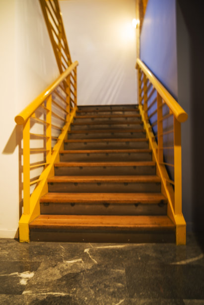 设计师金属黄色楼梯。特写镜头。图片下载