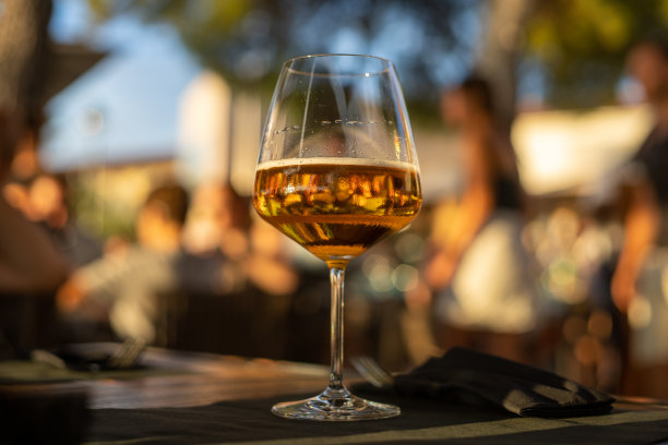 在餐厅的餐桌上，用酒杯盛着生啤酒图片下载