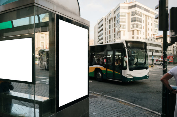 有空白广告牌的公共汽车站图片下载