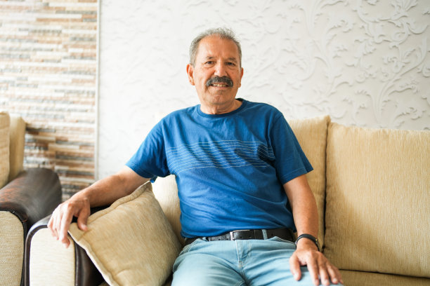 老人坐在家里的沙发上图片下载