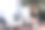 有魅力的女人用照片坐在户外的椅子上。花卉背景图片下载